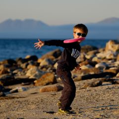 Even throws a frisbee